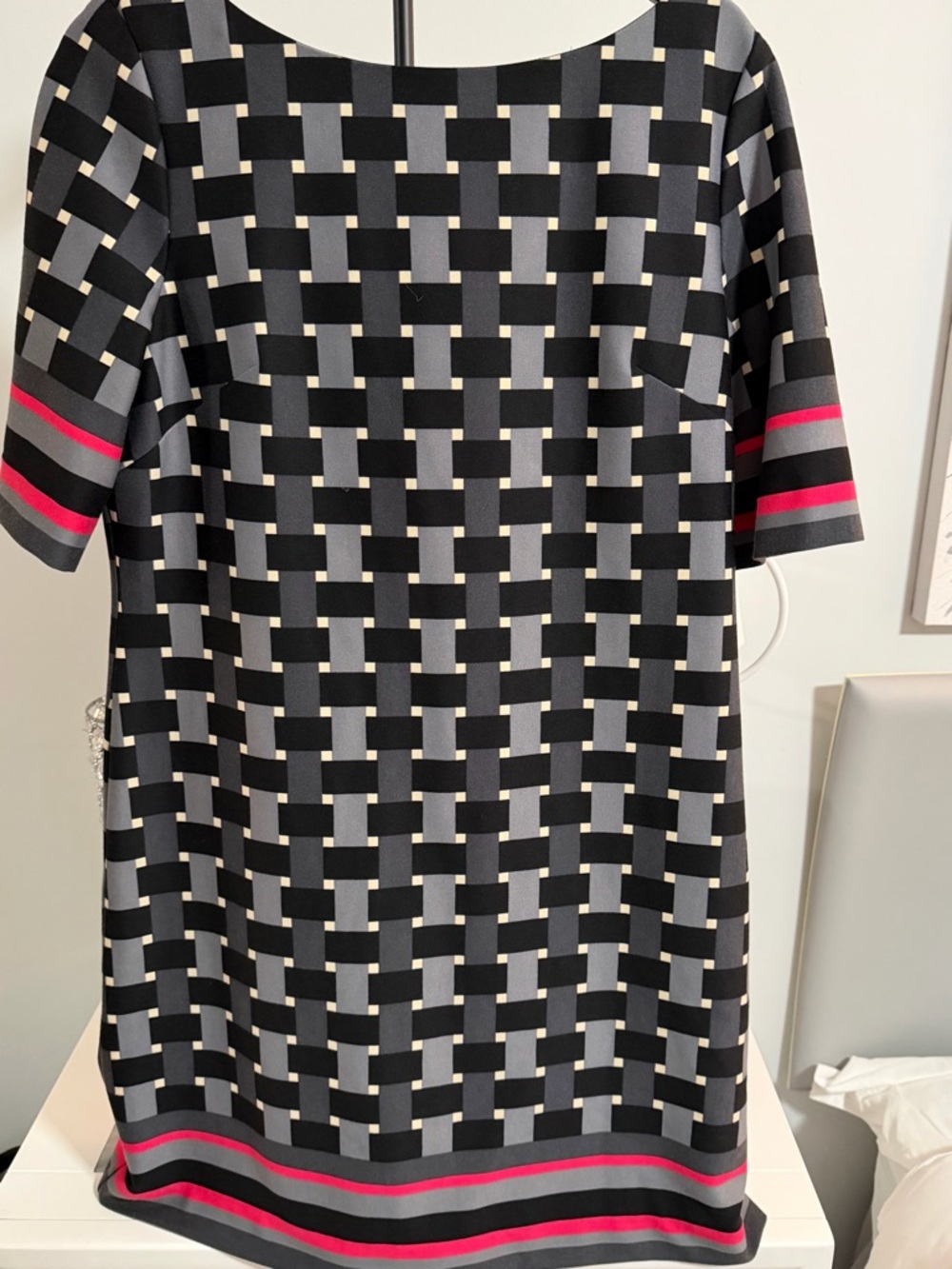 Source Unknown Black and Gray Geometric Midi Dress with Pink Stripes